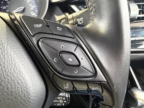 Used 2019 Toyota C-HR XLE image 22