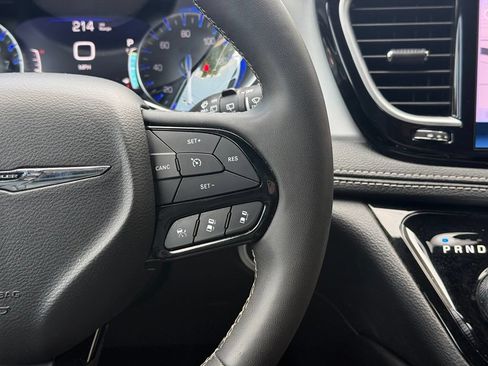 Used 2025 Chrysler Pacifica Limited FWD image 10