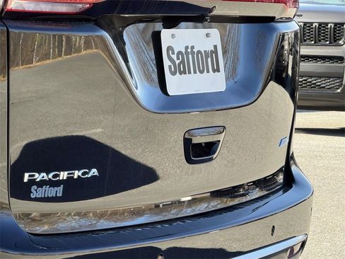 New 2026 Chrysler Pacifica Pinnacle image 12