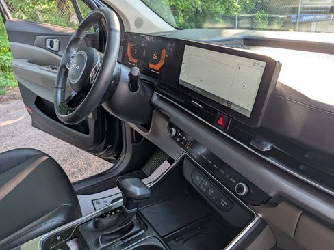 Used 2025 Kia Carnival EX FWD image 24