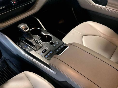 Used 2021 Toyota Highlander XLE AWD/4WD image 21