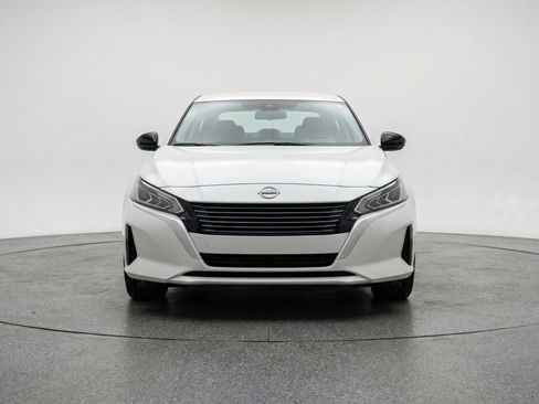 Used 2025 Nissan Altima 2.5 SV FWD image 2