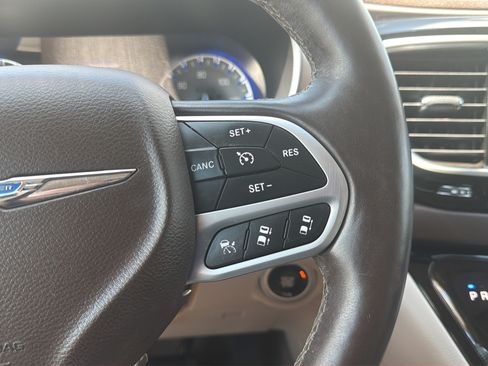 Used 2017 Chrysler Pacifica Touring-L Plus w/ Advanced Safetytec Group FWD image 19
