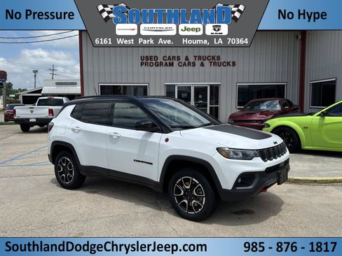 Used 2025 Jeep Compass Trailhawk w/ Trailer Tow Group AWD/4WD image 1