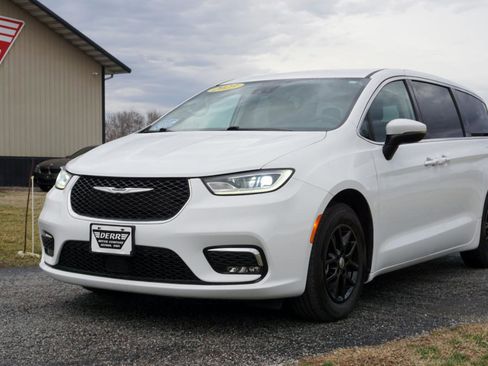 Used 2023 Chrysler Pacifica Touring-L image 2