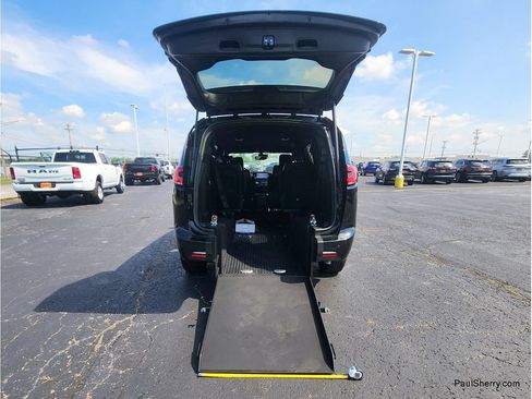 Used 2025 Chrysler Pacifica Select FWD image 11
