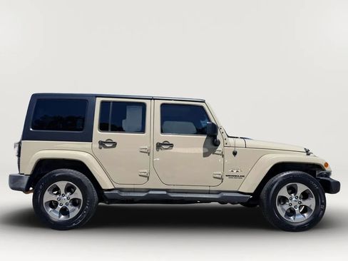 Used 2017 Jeep Wrangler Unlimited Sahara w/ Connectivity Group AWD/4WD image 8