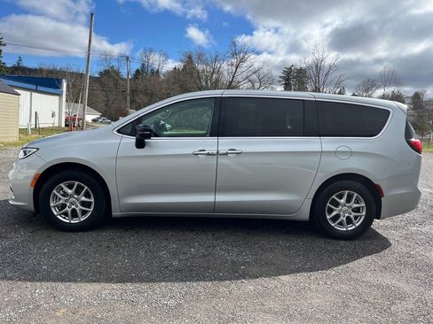 Used 2024 Chrysler Pacifica Touring-L image 12