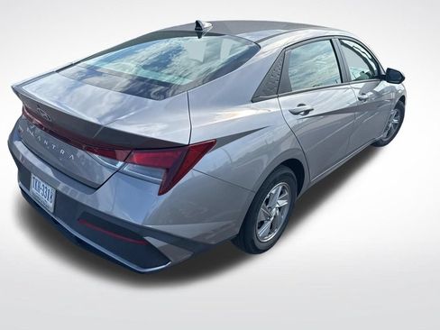 Used 2024 Hyundai Elantra SE FWD image 3