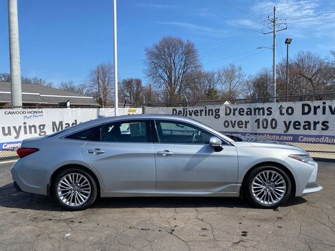 Used 2021 Toyota Avalon Limited image 2