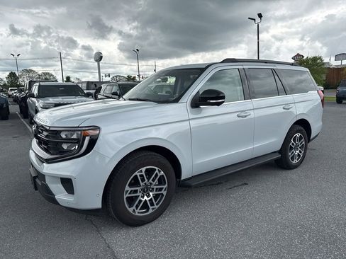 Used 2025 Ford Expedition Active AWD/4WD image 2