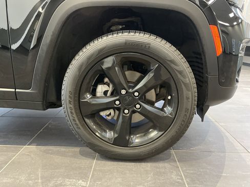 Used 2025 Jeep Grand Cherokee Limited w/ Luxury Tech Group II image 12