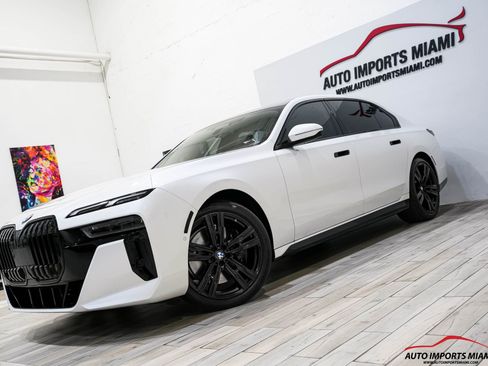 Used 2023 BMW 760i xDrive image 3