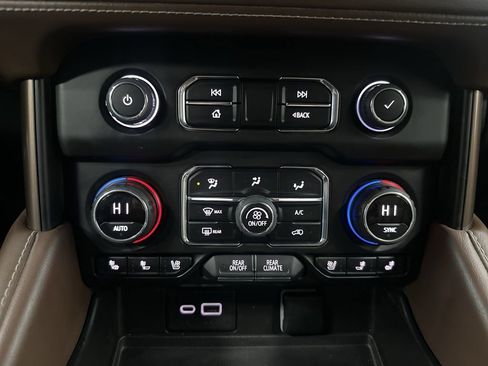Used 2023 Chevrolet Suburban High Country AWD/4WD image 25