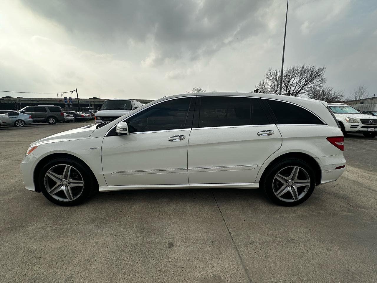 Used 2012 Mercedes-Benz R 350 4MATIC image 2