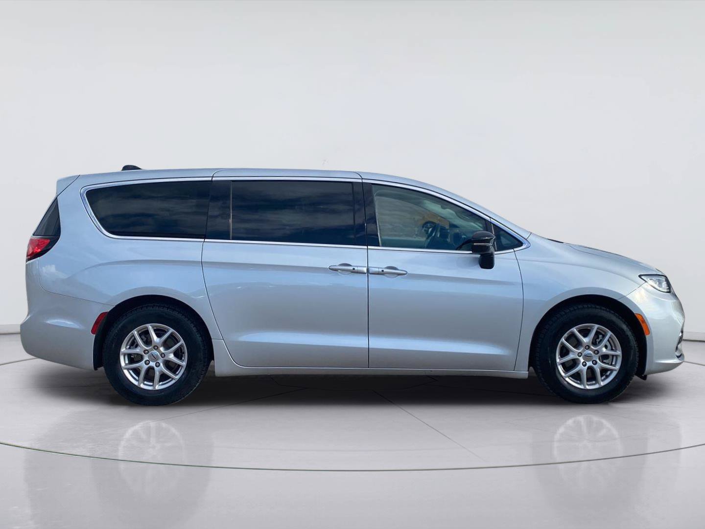 Used 2024 Chrysler Pacifica Touring-L FWD image 7