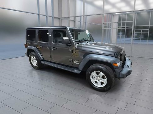 Used 2018 Jeep Wrangler Unlimited Sport S AWD/4WD image 2