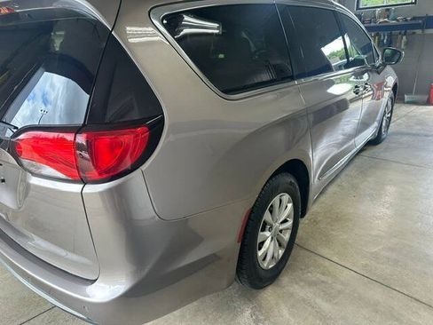 Used 2017 Chrysler Pacifica Touring-L FWD image 7