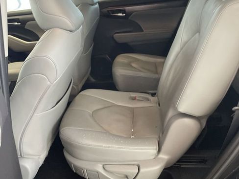 Used 2023 Toyota Highlander Platinum image 12
