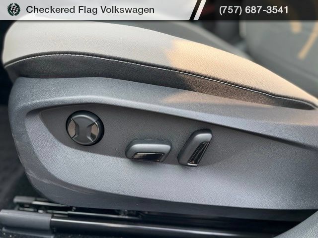 Certified 2025 Volkswagen Taos SE FWD image 22