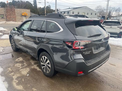 Used 2025 Subaru Outback Premium AWD/4WD image 3