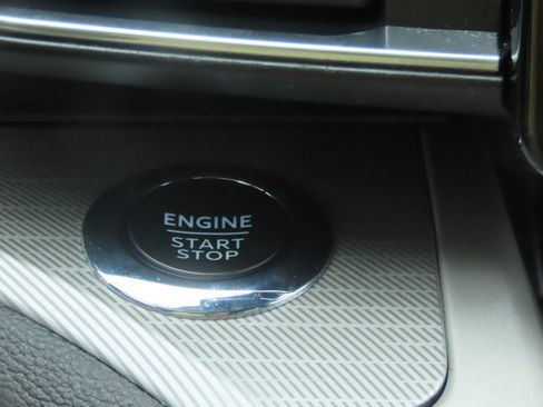 Used 2023 Ford Explorer XLT w/ Equipment Group 202A RWD image 31