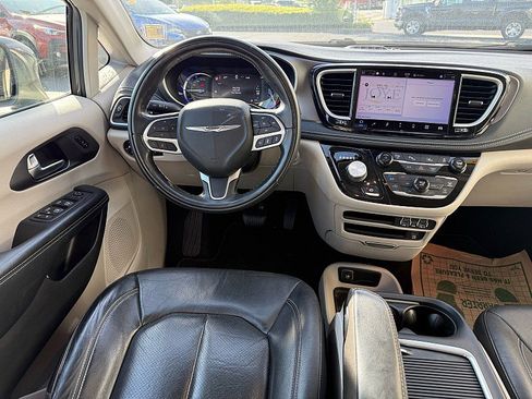 Used 2022 Chrysler Pacifica Touring-L w/ Uconnect Theater Family Group FWD image 27