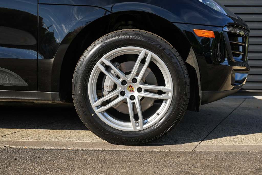 Certified 2018 Porsche Macan AWD/4WD image 38