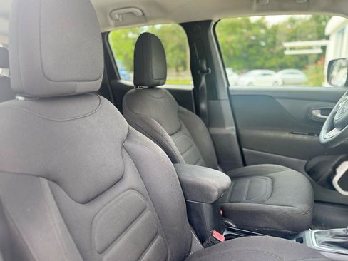 Used 2018 Jeep Renegade Latitude AWD/4WD image 47