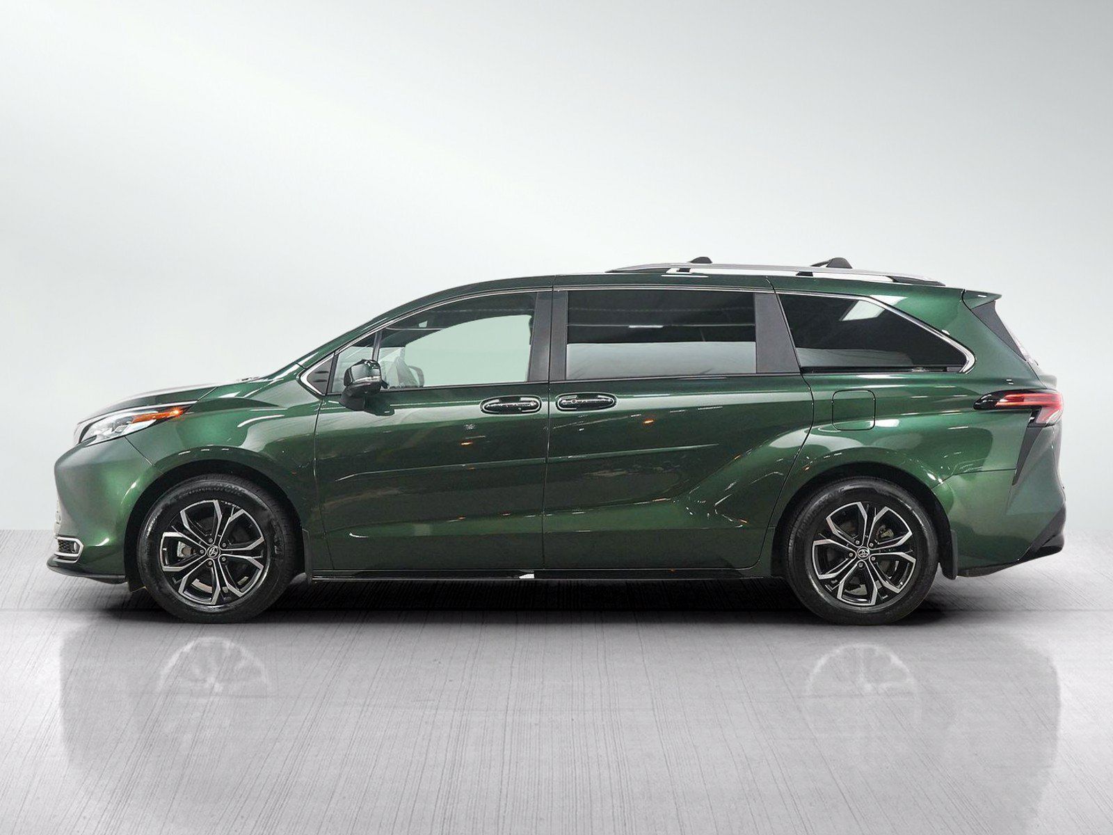 Used 2025 Toyota Sienna Platinum AWD/4WD image 2