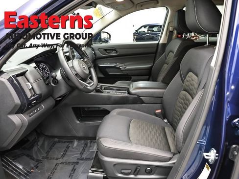 Used 2025 Nissan Pathfinder SV FWD image 14