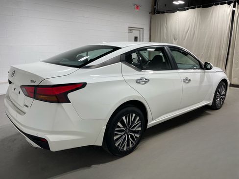 Used 2024 Nissan Altima 2.5 SV w/ SV Premium Package AWD/4WD image 3