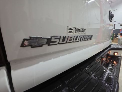 Used 2004 Chevrolet Suburban LS image 27