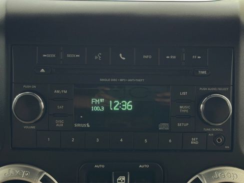 Used 2014 Jeep Wrangler Unlimited Sahara w/ Connectivity Group AWD/4WD image 21