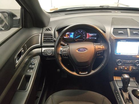 Used 2018 Ford Explorer XLT w/ Equipment Group 201A FWD image 22