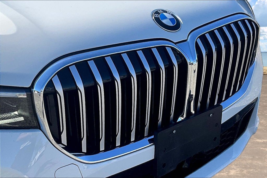 Used 2022 BMW 750i xDrive w/ Executive Package AWD/4WD image 33
