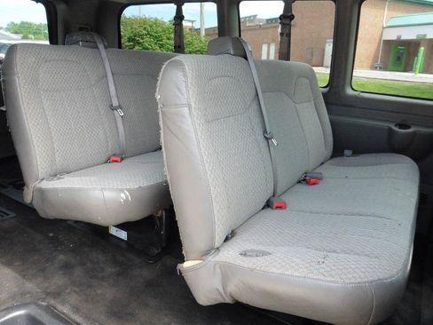 Used 2017 Chevrolet Express 3500 RWD image 3