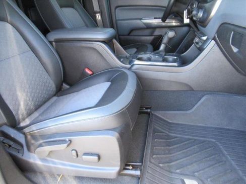 Used 2019 Chevrolet Colorado Z71 w/ Z71 Midnight Edition image 11