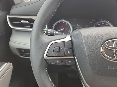 Used 2022 Toyota Highlander XLE AWD/4WD image 22
