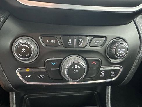 Used 2019 Jeep Cherokee Latitude Plus image 17