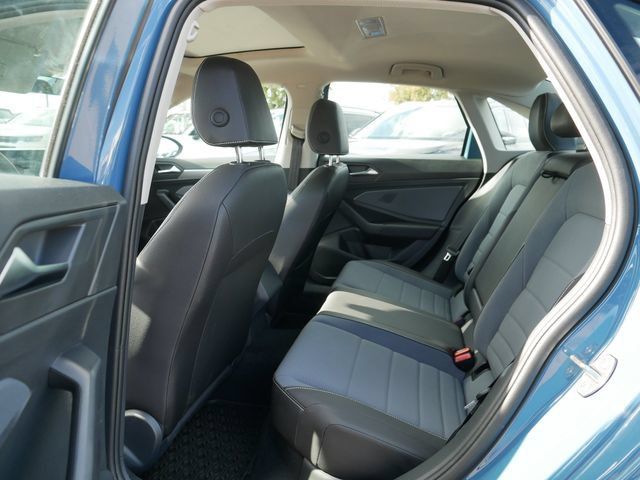 Certified 2025 Volkswagen Jetta SE FWD image 17