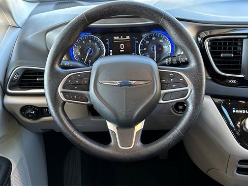 Used 2020 Chrysler Pacifica Touring image 19