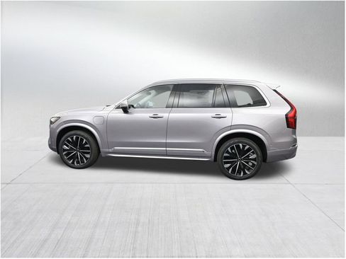 New 2026 Volvo XC90 T8 Plus AWD/4WD image 2