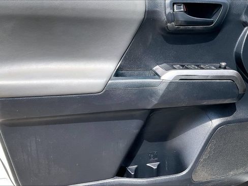 Used 2018 Toyota Tacoma SR5 AWD/4WD image 22