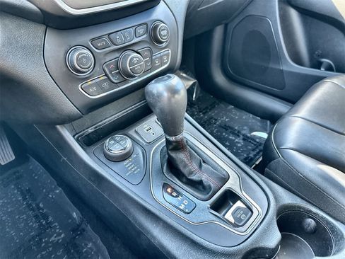 Used 2022 Jeep Cherokee Trailhawk image 17