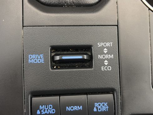 Used 2021 Toyota Highlander XLE AWD/4WD image 31