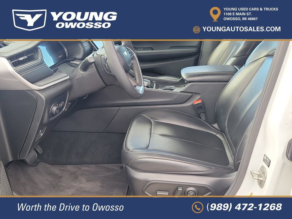 Used 2024 Jeep Grand Cherokee Limited w/ Black Appearance Package AWD/4WD image 8