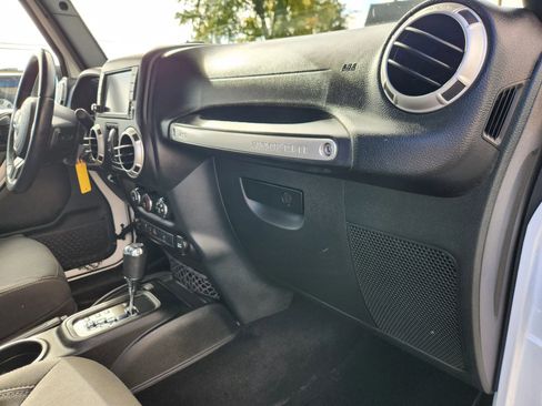 Used 2018 Jeep Wrangler Unlimited Sahara AWD/4WD image 37