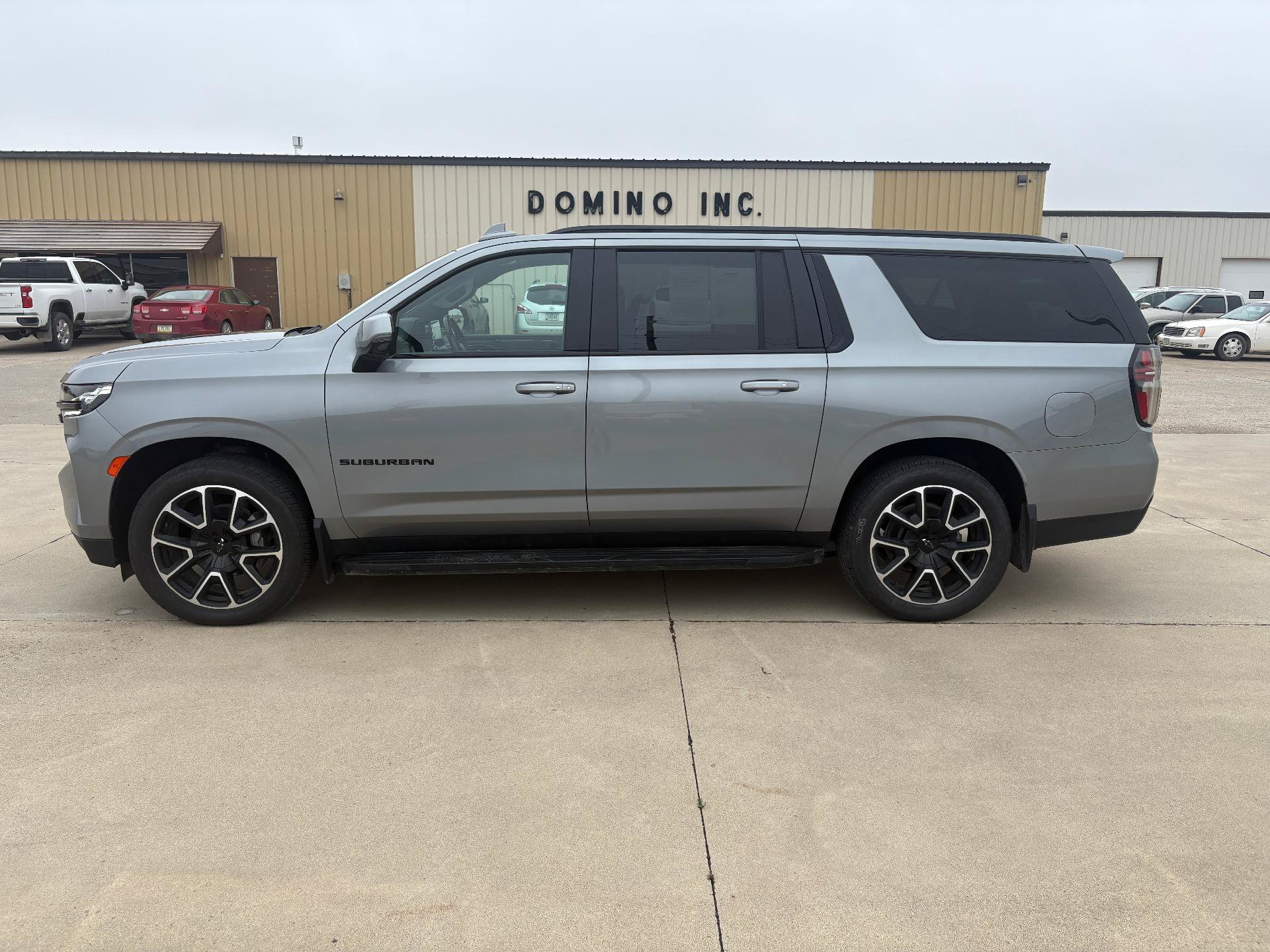 Used 2024 Chevrolet Suburban RST w/ Luxury Package AWD/4WD image 3
