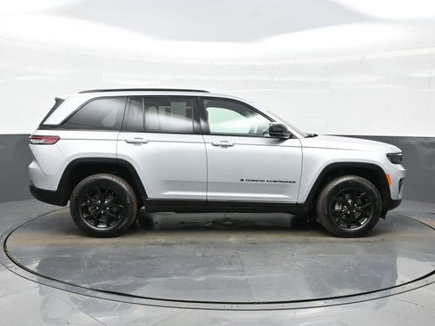 Used 2024 Jeep Grand Cherokee Altitude image 7